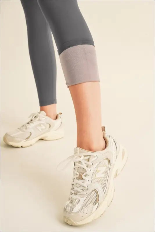 Yelete Full Size Fleece Lined High Waisted Leggings